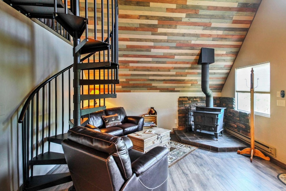 Hillside Cripple Creek Cabin with Hot Tub, Mtn Views! Main image