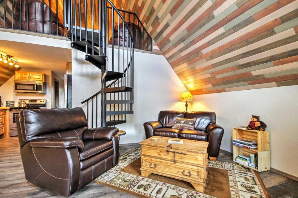 Hillside Cripple Creek Cabin with Hot Tub, Mtn Views!